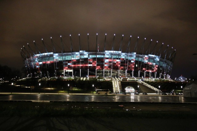 Napis "Paris" Stadion Narodowy. Gest solidarności ze stolicą Francji