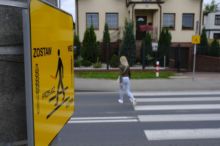 Odblaskowe taśmy przy przejściach dla pieszych. Rusza...