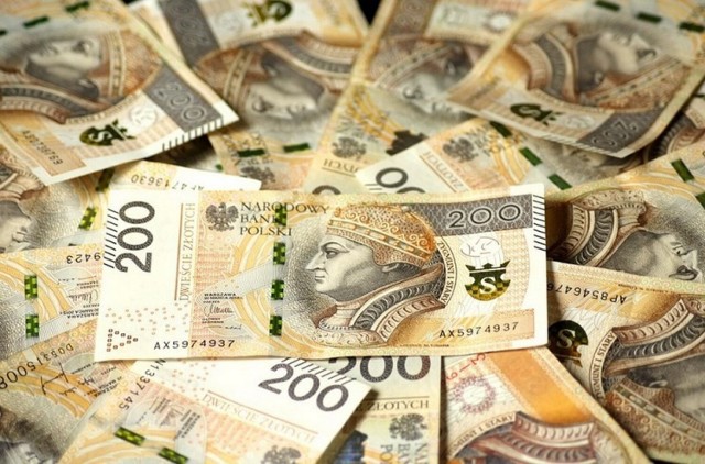 Porozrzucane banknoty leżały niedaleko budynku poczty.