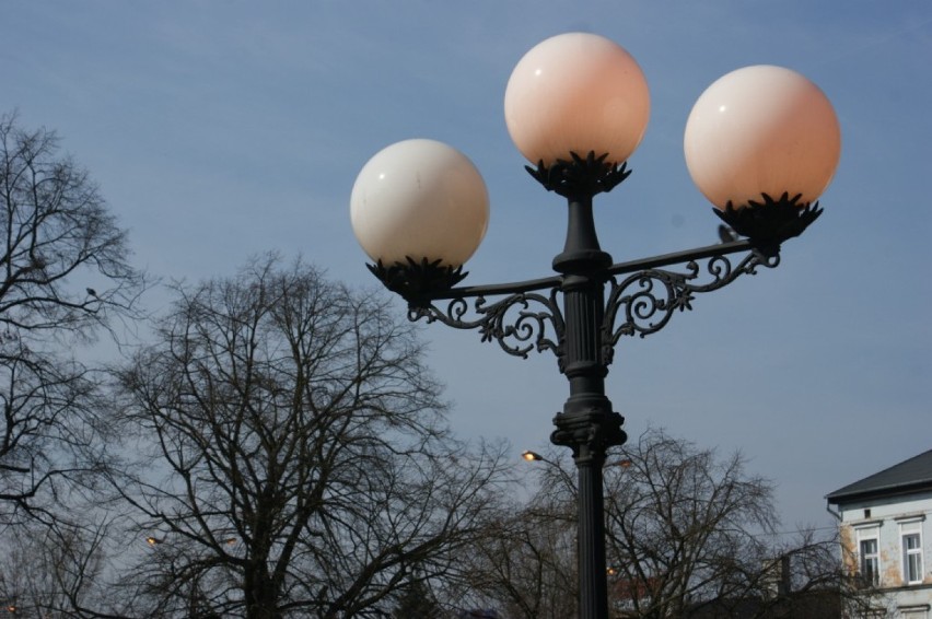 Lampy uliczne w centrum miasta świecą aż do południa.