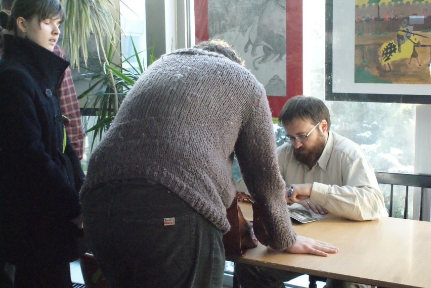 Andrzej Pilipiuk składający autografy. Fot. Agnieszka...