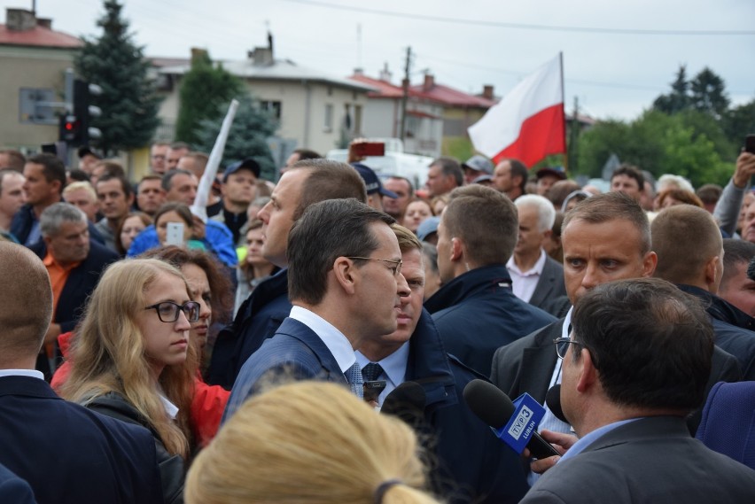 Premier przyjechał do Kraśnika odsłonić pomnik smoleński. Rolnicy zorganizowali manifestację (ZDJĘCIA/WIDEO)