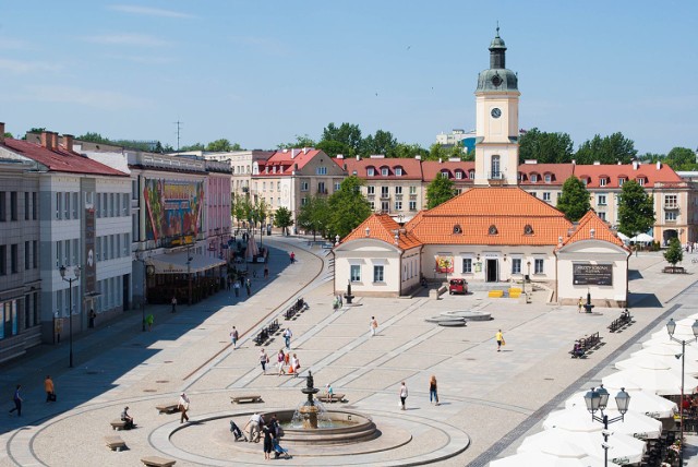 Niedziela, 7 października 2018 r. 

Muzeum Podlaskie w Białymstoku - Ratusz  
Rynek Kościuszki 10

Dzień otwarty dla rodzin z dziećmi, godz. 10.00 – 15.00, wstęp wolny.

Kuferek Muzealnego Detektywa – wypożycz bezpłatnie Kuferek zawierający zagadki i ćwiczenia plastyczne, które zamienią zwykłe zwiedzanie w detektywistyczną wyprawę. Dostępne są dwa kuferki z różnymi zadaniami. Za poprawne wykonanie wszystkich zadań otrzymasz Odznakę Muzealnego Detektywa.

Muzealne śledztwo – karta zadań z łamigłówkami i zagadkami, dotyczącymi obrazów na Galerii Malarstwa Polskiego. 

Wejście na wieżę – Jakie tajemnice skrywa ratuszowa wieża? Sprawdź to i wykorzystaj niepowtarzalną okazję, by zobaczyć Białystok z nowej perspektywy. Weź aparat fotograficzny! 

Budujemy białostocki Ratusz – Zostań małym majstrem na budowie i zbuduj sam białostocki Ratusz! W Muzeum czekają zestawy drewnianych klocków oraz makieta, która posłuży za wzór dla małych budowniczych.
Zabawy przeznaczone dla dzieci powyżej czterech lat pod opieką rodziców.