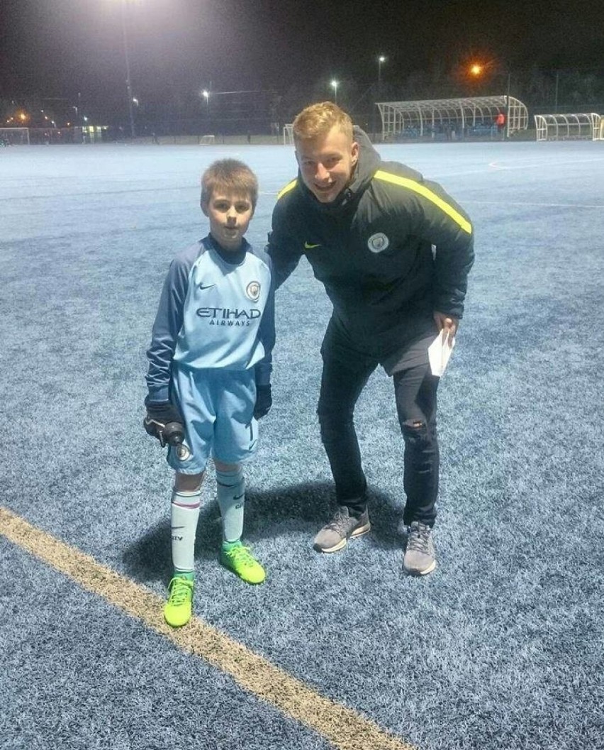 Nie tylko grając w piłkę, można się wybić w futbolu. Chłopak z naszego regionu założył Polish Football Academy