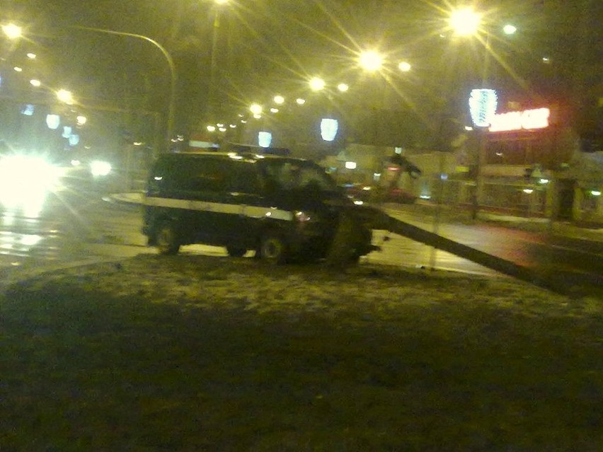 Płock: Wypadek policyjnego radiowozu na skrzyżowaniu ul. Bielskiej i Jachowicza [ZDJĘCIA]