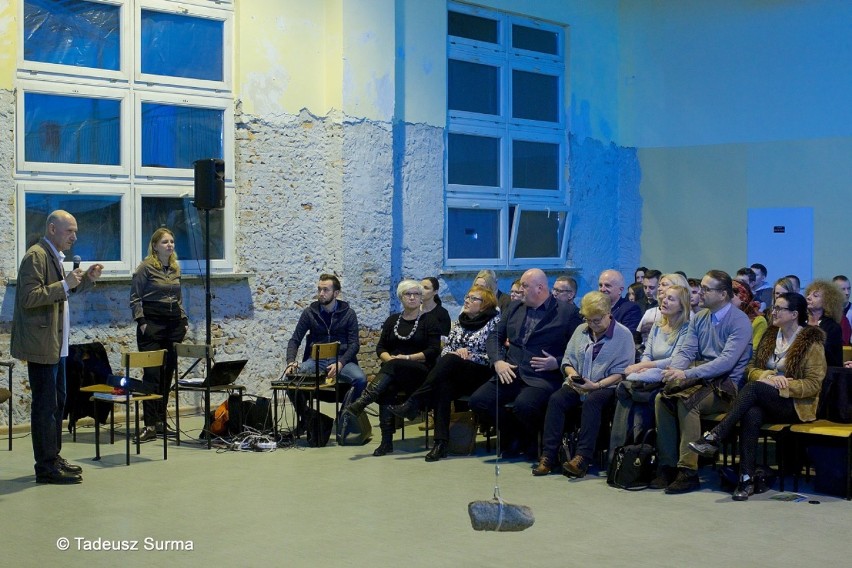 W tym szaleństwie jest metoda?! Sekretna czerń mleka - performance Antoniego Karwowskiego [zdjęcia]