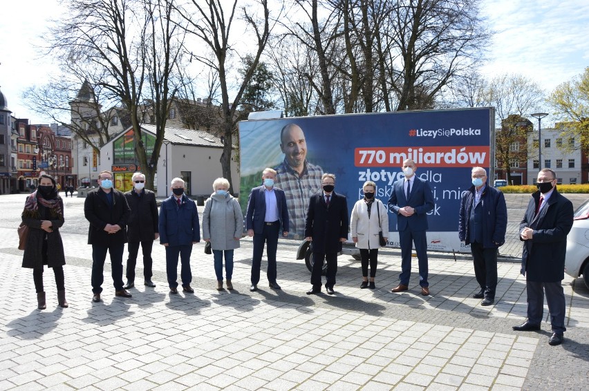 Klub PiS podczas konferencji prasowej przedstawił korzyści płynące z przyjęcia Krajowego Planu Odbudowy. 4 maja głosowanie w Sejmie 