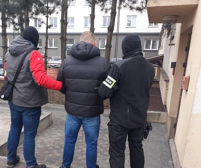 Podali się za policjantów i okradli rodzinę z gminy Aleksandrów Łódzki! Czterej przestępcy są już w areszcie