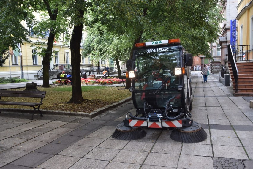 Prace porządkowe na zielonogórskim deptaku. Były bratki, będą...? [ZDJĘCIA] 