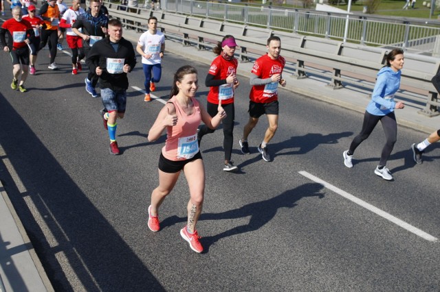 Bieg OSHEE 2019 [ZDJĘCIA uczestników cz.2]. Fotorelacja z biegu na 10 km w Warszawie