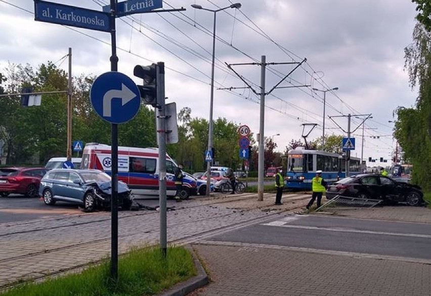 Wypadek na al. Karkonoskiej we Wrocławiu. Rozbite auto zablokowało torowisko [ZDJĘCIA]