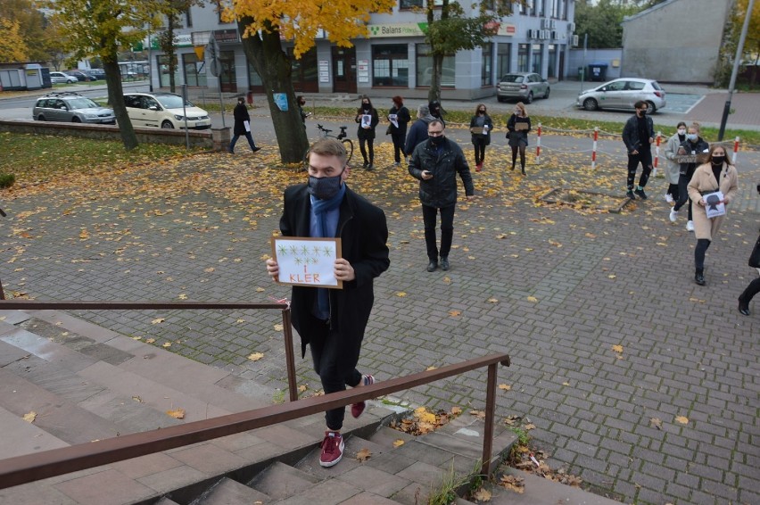 Protest kobiet przed kościołem NSJ w Piotrkowie 25.10.2020....