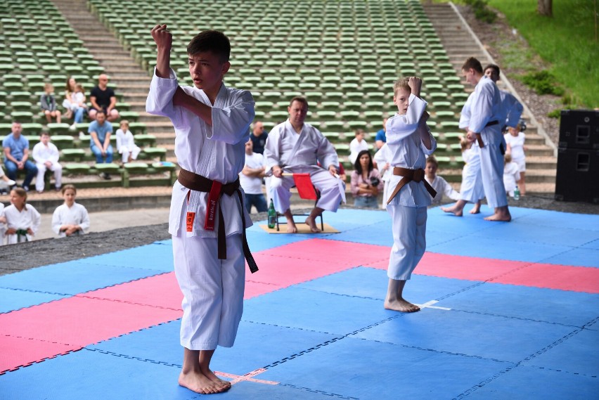 Młodzi, kraśniccy karatecy z czołowymi lokatami w turnieju! Zobacz zdjęcia z imprezy