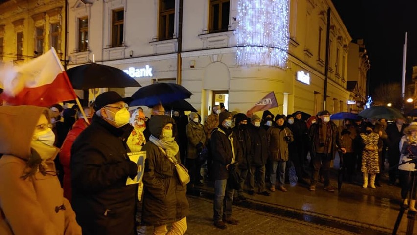 Ponad setka sądeczan protestowała przeciw ustawie „lex TVN” [ZDJĘCIA]