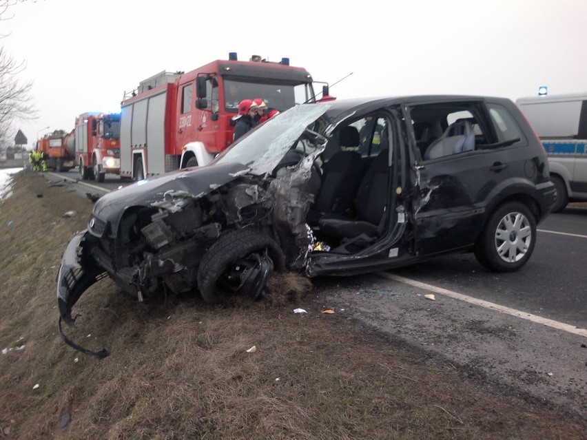 Zderzenie ciężarówki z samochodem osobowym. Droga Wrocław - Świdnica zablokowana (ZDJĘCIA)