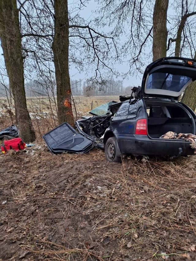 Tragedia na Mazowszu. 19-latka wjechała autem w drzewo. Zginęła na miejscu