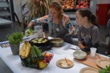Letni Warsztat Kulinarny w Zieleniaku w Stalowej Woli. Nasi blogerzy pokazali, jak przyrządzić smaczne i szybkie dania. Zobacz zdjęcia