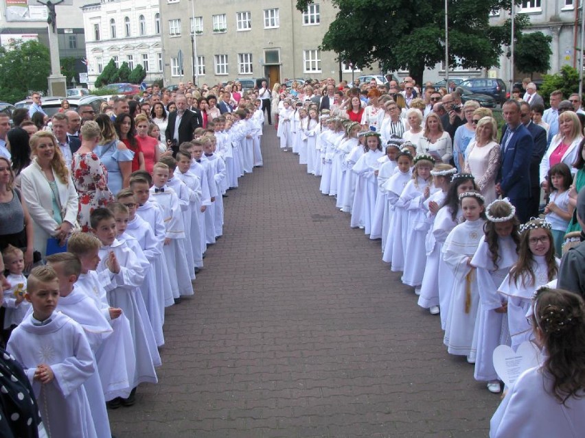 Pierwsza Komunia Święta w parafii św. Antoniego w Ostrowie Wielkopolskim [FOTO]