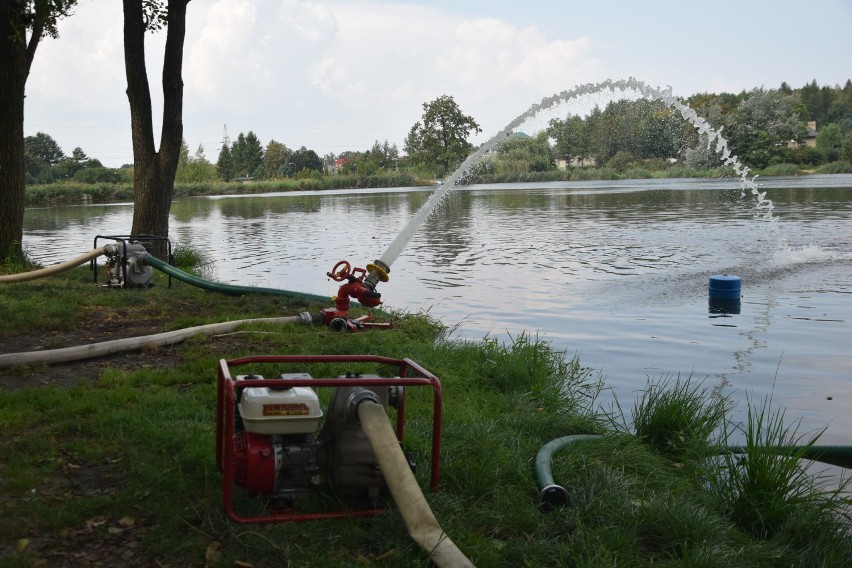Strażacy pracują, aby dotlenić wodę w stawie Śmieszek w Żorach. Kąpielisko zamknięte do odwołania ZDJĘCIA