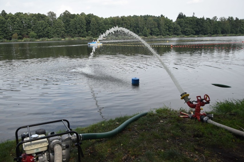 Strażacy pracują, aby dotlenić wodę w stawie Śmieszek w Żorach. Kąpielisko zamknięte do odwołania ZDJĘCIA