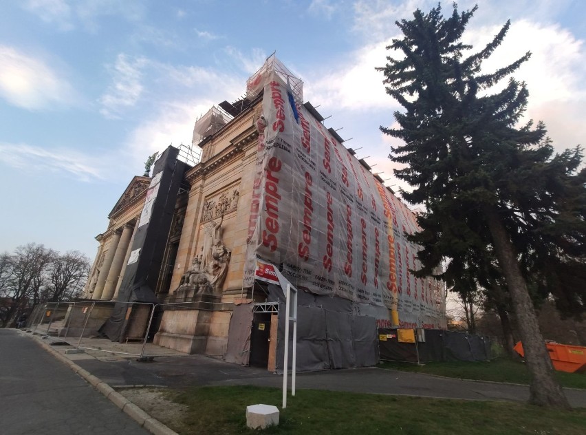Kapsuła czasu na szczycie Miejskiego Domu Kultury w Zgorzelcu. Mieszkańcy umieszczą w niej zdjęcia