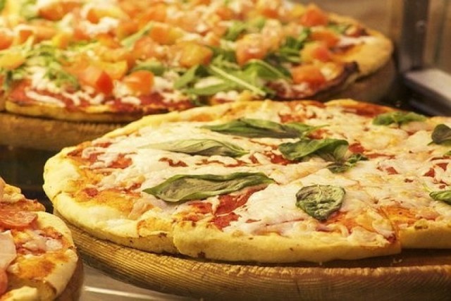 W czwartek, 9 lutego, obchodzimy Międzynarodowy Dzień Pizzy. Zwolennicy tego popularnego dania na pewno uczczą to święto konsumpcja pysznej pizzy. A gdzie w Skarżysku zjemy najlepszą? Zobaczcie, które skarżyskie pizzerie polecają użytkownicy Google.

>>>ZOBACZ WIĘCEJ NA KOLEJNYCH SLAJDACH