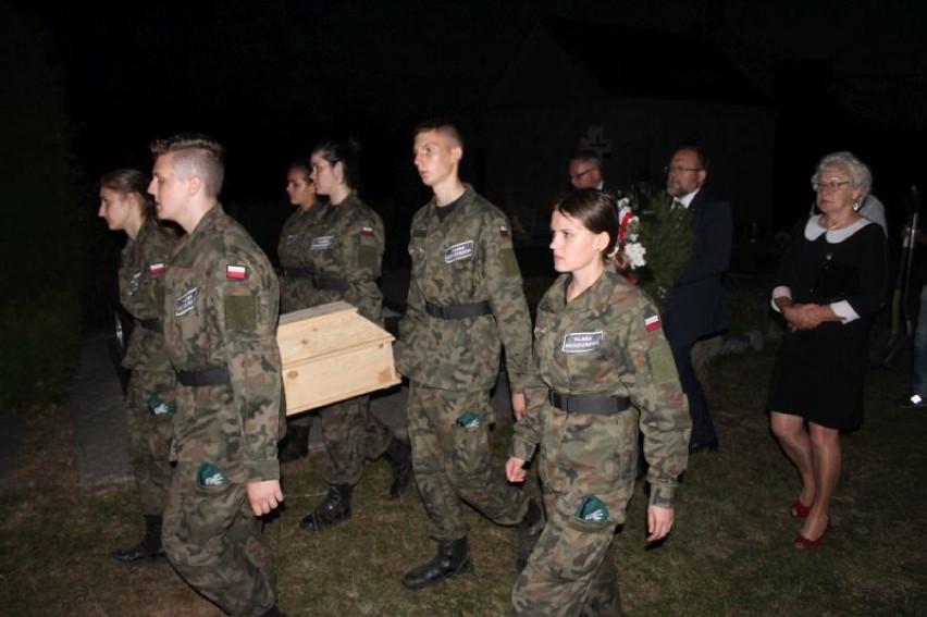 Nowy Dwór: Po 98 latach poległy żołnierz otrzymał swój imienny grób (zdjęcia)