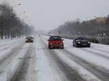 Zima w Piotrkowie. Złe warunki na ulicach w mieście i drogach w powiecie piotrkowskim