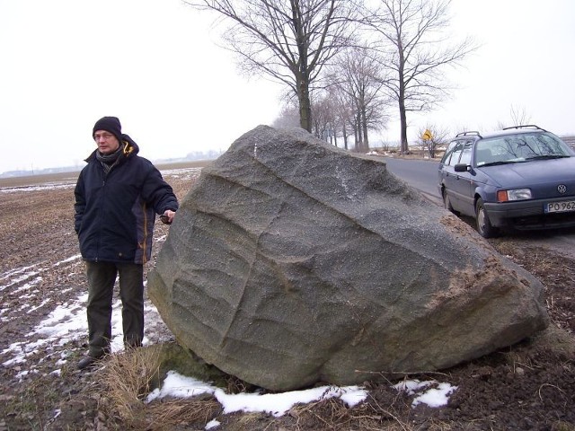 Prof. dr hab. Andrzej Muszyński z Wydziału Geologii UAM przy głazie w Kórniku