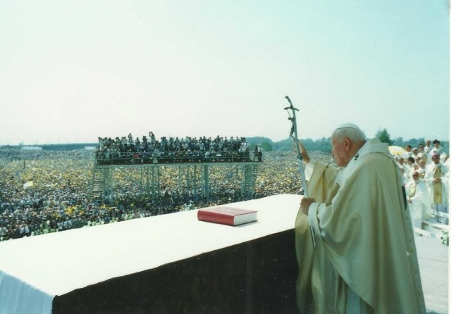 12 czerwca 1999 roku pozostanie dla sandomierzan datą wyjątkową. W tym upalnym dniu Ojciec Święty Jan Paweł II stanął na ziemi sandomierskiej. Nigdy wcześniej Sandomierz nie był świadkiem takiego wydarzenia. We mszy świętej na sandomierskich błoniach uczestniczyło pół miliona wiernych. Zapraszamy do oglądania części II wyjątkowych zdjęć.

Więcej zdjęć >>>>>>>>>>>>>>>>

ZOBACZ TEŻ CZĘŚĆ I ZDJĘĆ