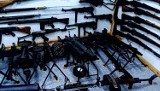 Toruński kolekcjoner zabytkowej broni traci majątek życia, choć sąd umorzył sprawę