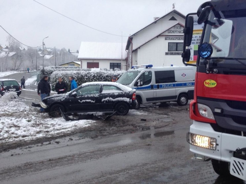 Wypadek w Gilowicach: Zderzenie osobówek na Krakowskiej [ZDJĘCIA]