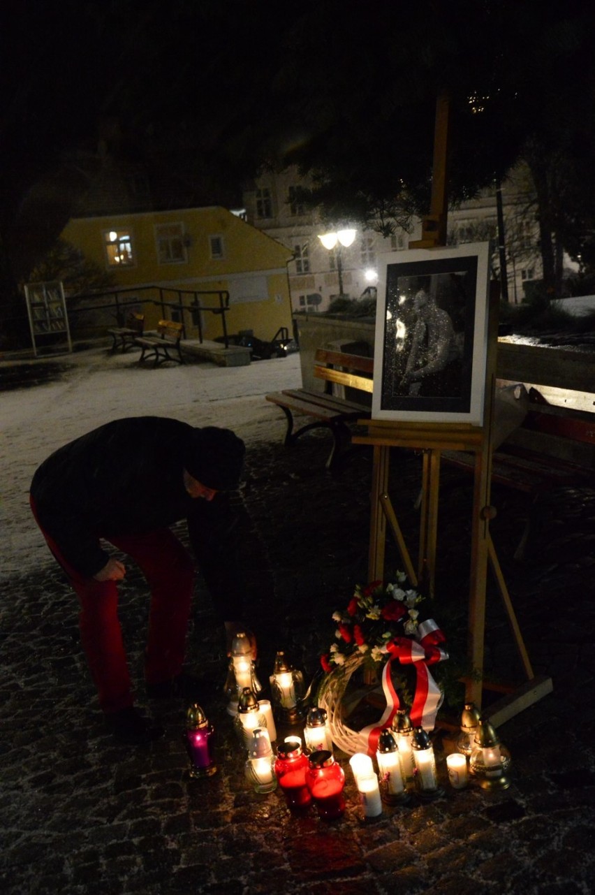 Mieszkańcy Kwidzyna oddali hołd zamordowanemu prezydentowi Gdańska. Tłumy na placu Jana Pawła II [ZDJĘCIA]