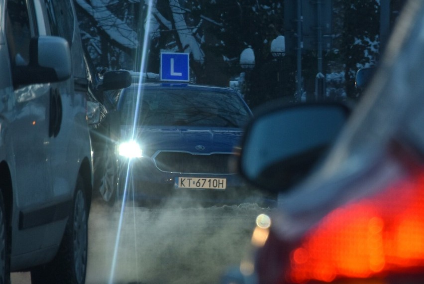 Zimowe warunki na drogach Tarnowa utrudniają a w przypadku...