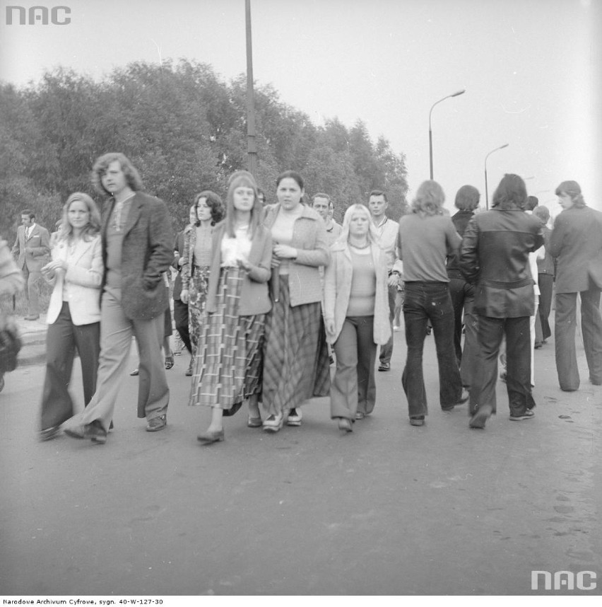 Spacerujący uczestnicy imprezy.
Data wydarzenia: 1974-06