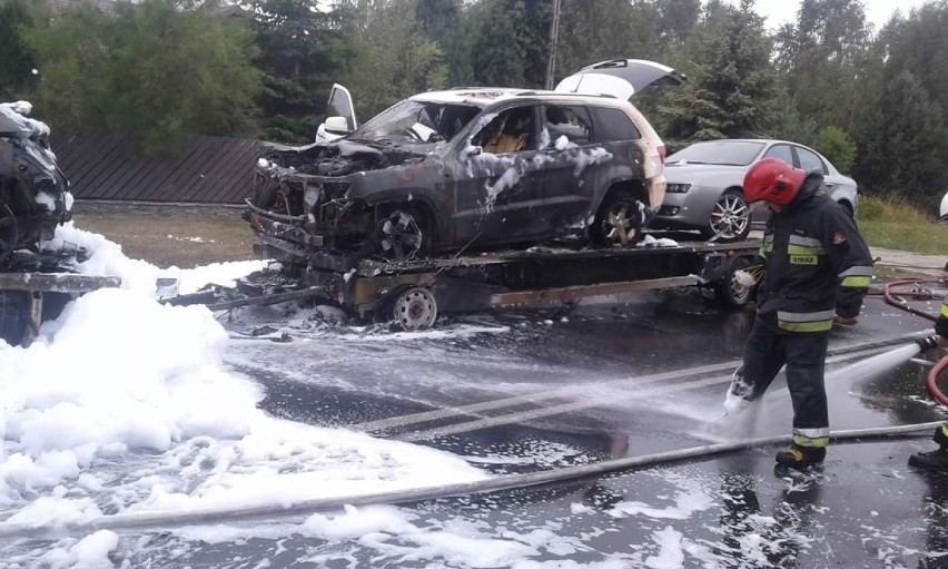 Pożar lawety z samochodami w Bachorzynie [zdjęcia]