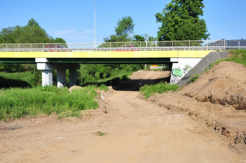 W Krośnie nad Wisłokiem powstaje rekreacyjny bulwar. Będzie ścieżka rowerowa, aleja spacerowa i strefy wypoczynkowo-sportowe [ZDJĘCIA]