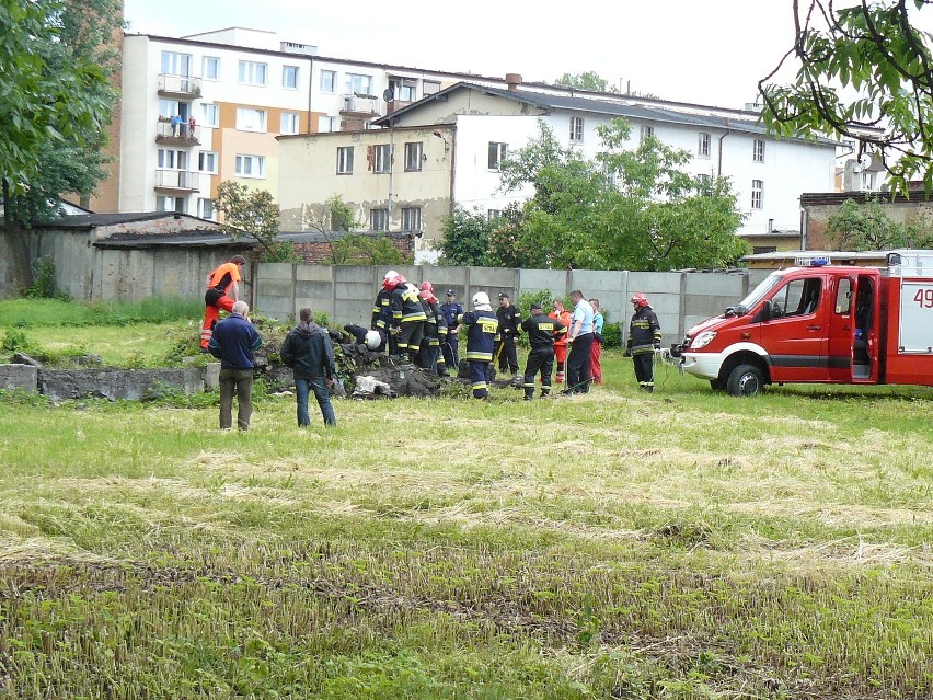 Strażacy poszukiwali odciętej ręki w zawalonej ziemiance koło dworca PKP w Krotoszynie