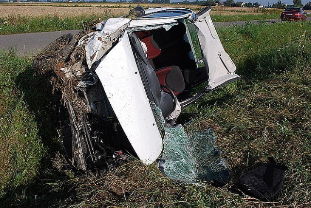 18-latek kradzionym autem spowodował wypadek