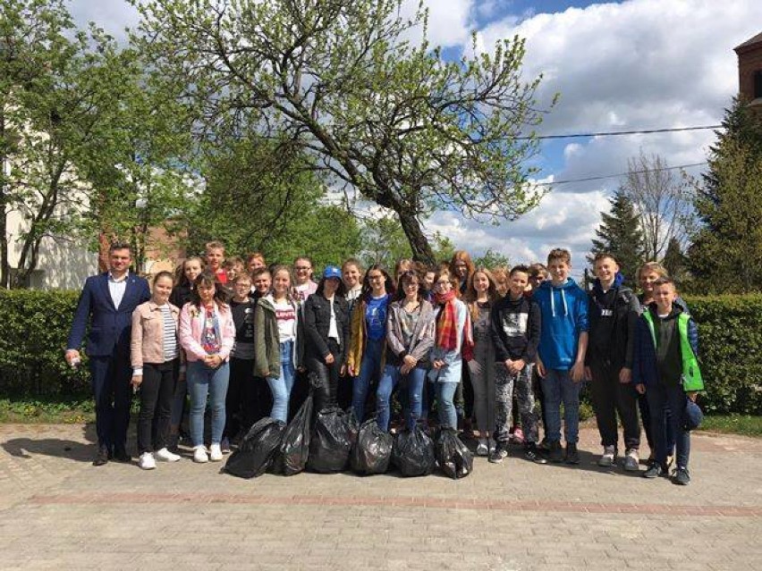 Dzieci i młodzież szkolna wzięły udział w wielkim sprzątaniu gminy