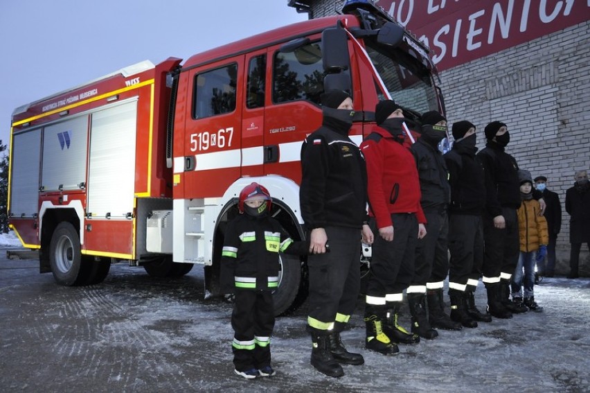 Strażacy z jednostki OSP Włosienica cieszą się z nowego samochodu ratowniczo-gaśniczego [ZDJĘCIA]