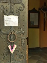Ostrów Wielkopolski dołączył do akcji #BabyShoesRemember, która porusza problem pedofilii wśród księży