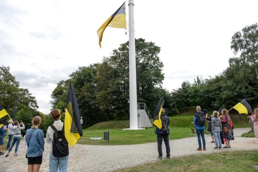 Ogromna, czarno-złota flaga zawisła na Górze Gradowej w...