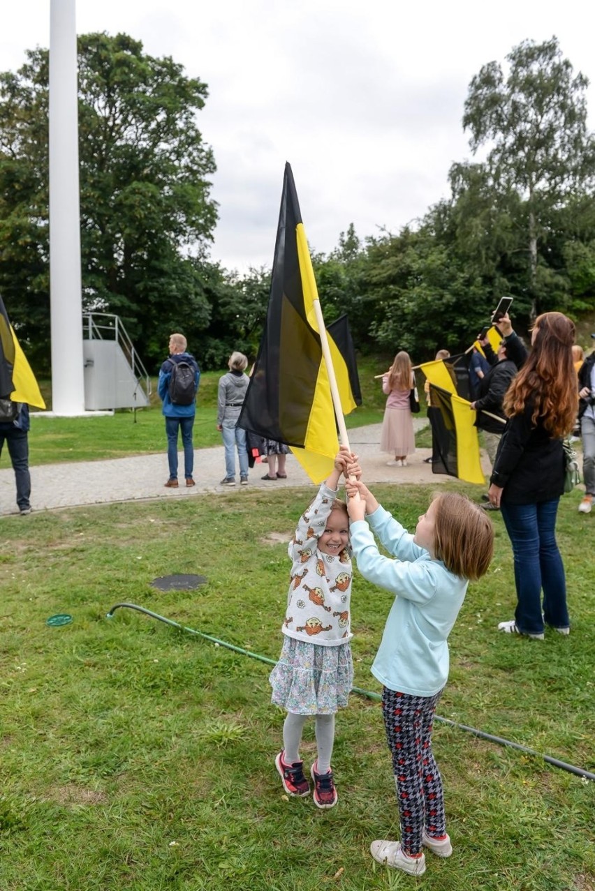 Ogromna, czarno-złota flaga zawisła na Górze Gradowej w...