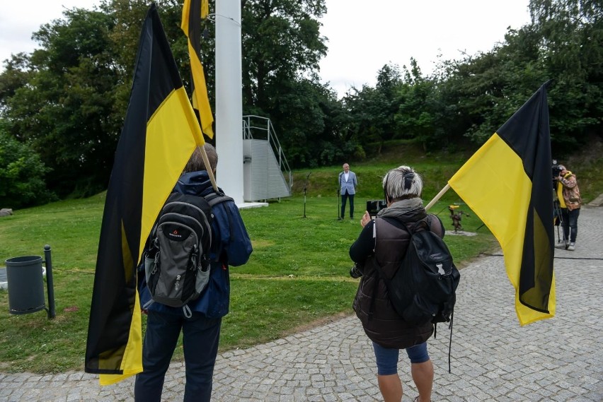 Ogromna, czarno-złota flaga zawisła na Górze Gradowej w...