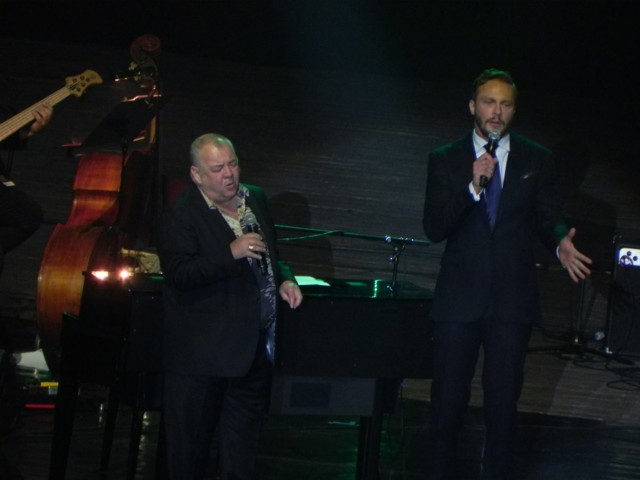 Stanisław Soyka i Sławomir Uniatowski śpiewają piosenkę z repertuaru Franka Sinatry.