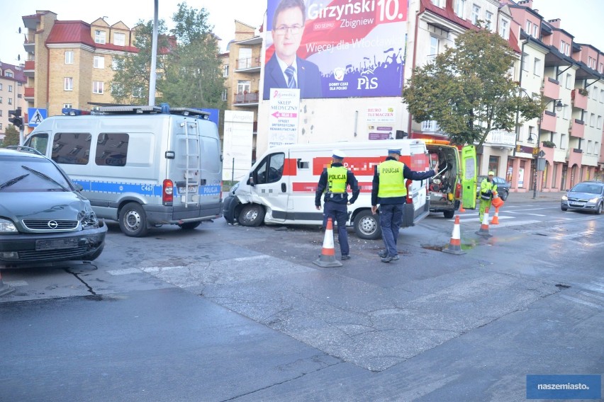 Wypadek na skrzyżowaniu ulic Warszawska - Królewiecka we Włocławku. Zderzenie busa z osobowym oplem [zdjęcia]