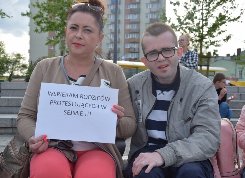 Piła solidarna z niepełnosprawnymi protestującymi w Sejmie. Rodzice niepełnosprawnych do PiS: nie dotrzymaliście słowa!