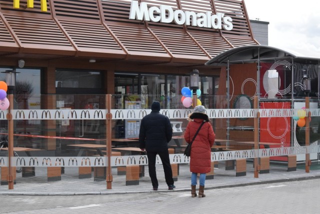 Nowa restauracja McDonald’s w Kielcach została otwarta w piątek, 12 marca przy alei Szajnowicza-Iwanowa 16, na parkingu obok Pasażu Świętokrzyskiego.  Ze względu na obecne ograniczenia związane z pandemią, sprzedaż prowadzona jest wyłącznie w opcji na wynos oraz poprzez linię McDrive. 

Na kolejnych slajdach zobaczcie, jakie było zainteresowanie ofertą nowej restauracji w niedzielę, 14 marca. 