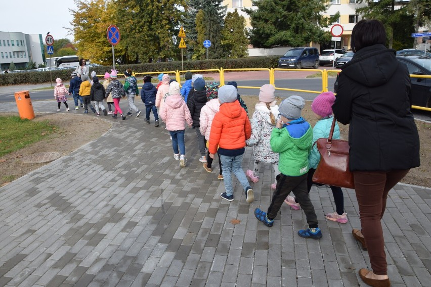 Powiatowe chodniki w Sieradzu jak nowe. Przy ul. Leszka Czarnego już służy pieszym, remont przy Zajęczej właśnie finiszuje ZDJĘCIA